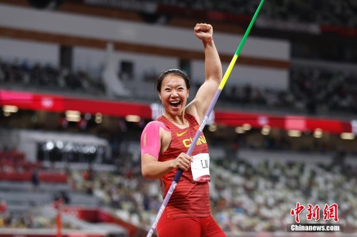 "当地时间8月6日，在东京奥运会女子标枪决赛中，中国选手刘诗颖在第一次试投中投出66.34米，获得该项目的金牌。这也是中国选手首夺奥运会标枪项目的金牌。图为中国选手刘诗颖庆祝夺冠。