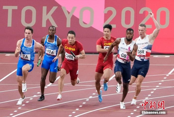 "8月6日，在东京奥运会男子4×100米接力决赛中，中国队以37.79秒的成绩获得第四，第四名也追平了中国在该项目的最好成绩。图为比赛现场。