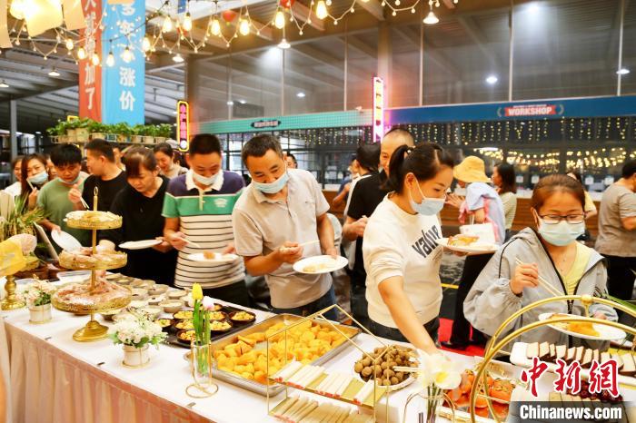重庆：民俗文化活动“白露宴”吸引游人