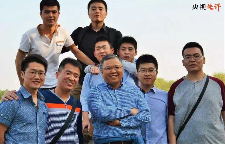 央视快评丨当好学生成长的引路人