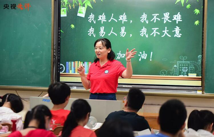 央视快评丨当好学生成长的引路人