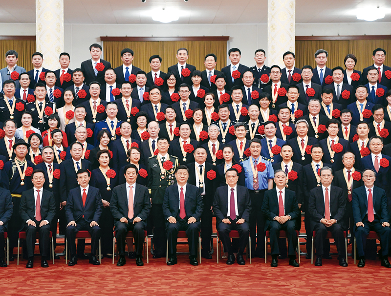 2021年6月29日，庆祝中国共产党成立100周年“七一勋章”颁授仪式在北京人民大会堂金色大厅隆重举行。习近平等领导同志在颁授仪式前会见全国“两优一先”表彰对象。 新华社记者 申宏/摄