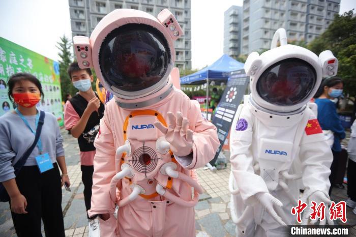 南京航空航天大学迎新“花样”多粉色“宇航员”吸睛