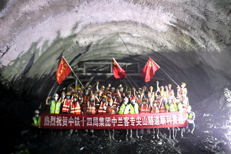 中铁十四局三公司：决胜尖山