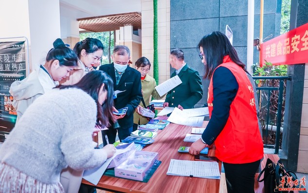 为民服务暖人心 “送文化 送健康 送安全”进社区