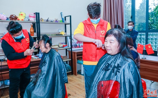 为民服务暖人心 “送文化 送健康 送安全”进社区