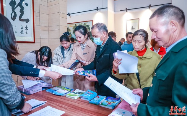 为民服务暖人心 “送文化 送健康 送安全”进社区