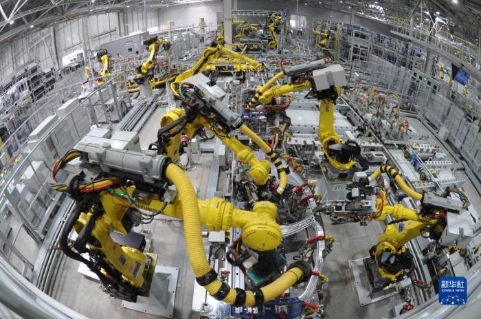 机器人在北京现代沧州工厂焊接车间生产线上工作(2016年10月18日摄)。新华社记者 牟宇 摄