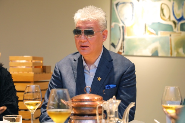 男人和女人在桌子前喝饮料中度可信度描述已自动生成