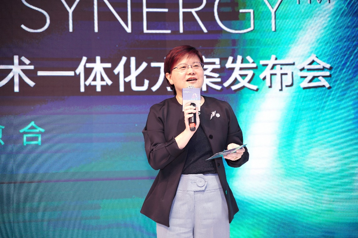 A person holding a microphone Description automatically generated with medium confidence
