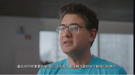 穿着蓝色衣服的男人