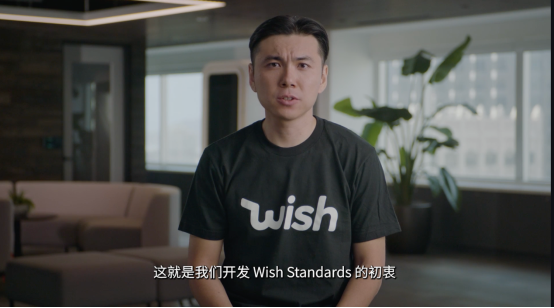穿黑色衣服的人在房间里