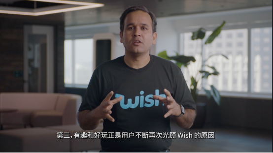 手里拿着游戏手柄的人