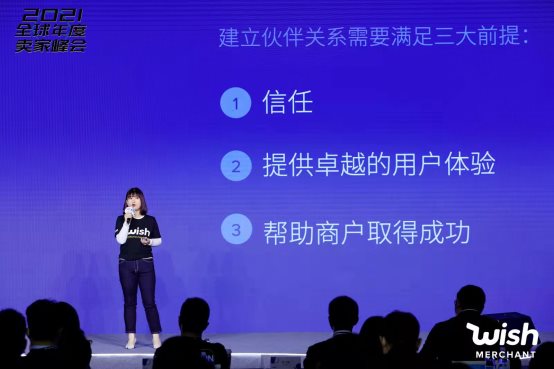 人在舞台上表演的几个人