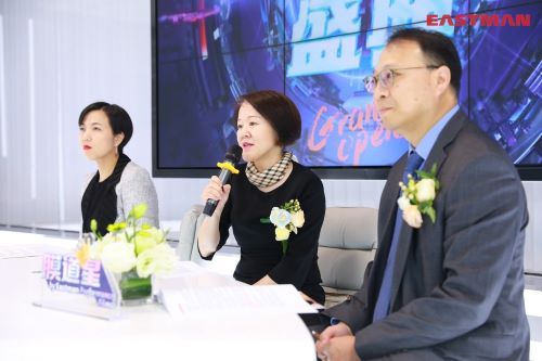 （伊士曼高性能膜亚太区技术总监王丽亚、伊士曼高性能膜亚太区总经理张波、伊士曼亚太区技术副总监敖飞龙接受媒体采访）