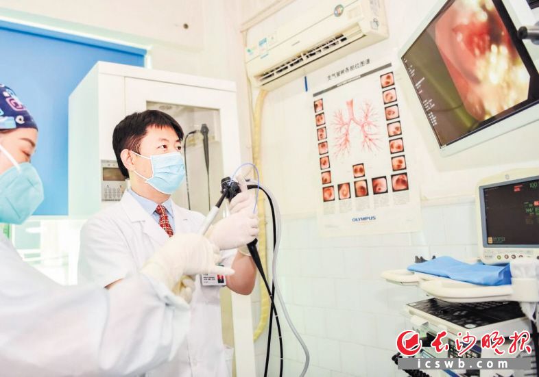 周志国在为患者做气管镜检查。 受访者供图