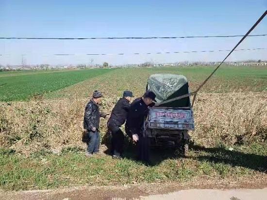 安徽灵璧朱集派出所：老人驾车掉水沟 民警救助其回家
