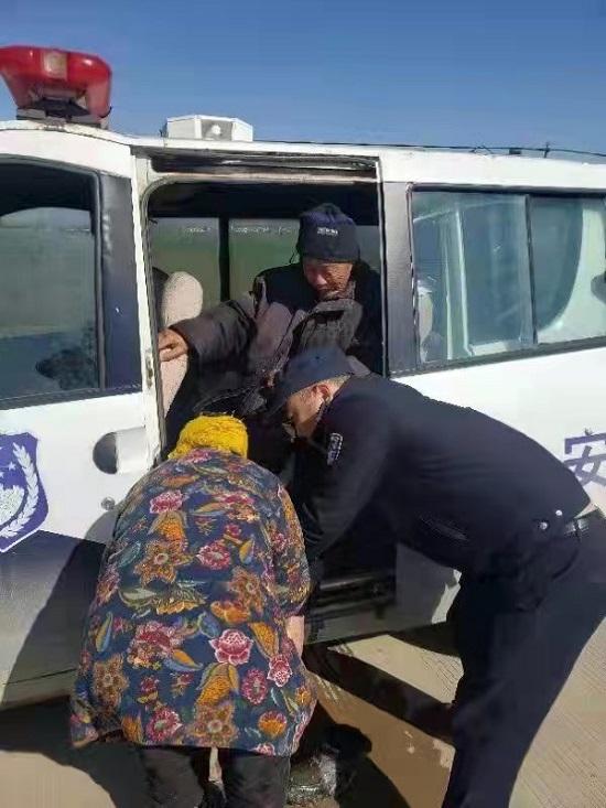 安徽灵璧朱集派出所：老人驾车掉水沟 民警救助其回家