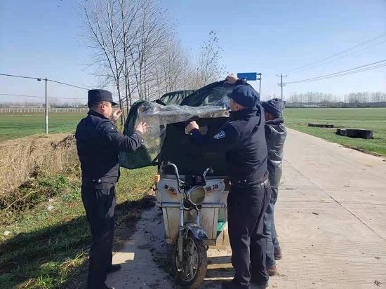 安徽灵璧朱集派出所：老人驾车掉水沟 民警救助其回家