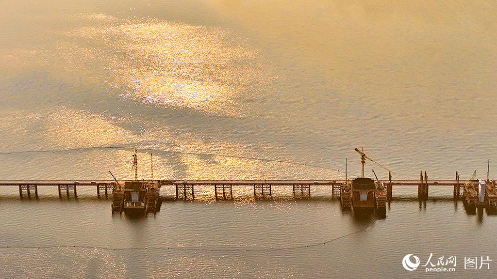 12月16日，池黄高铁太平湖特大桥项目正在施工中。