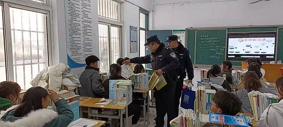 安徽灵璧大路派出所开展反邪反恐宣传进校园活动
