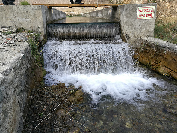 大坝处理前涌水点涌水情况.jpg
