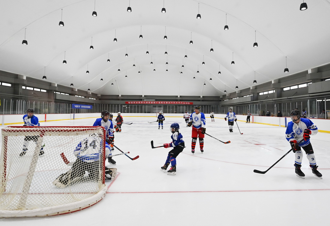 这是12月16日拍摄的天津蓟州国家冰上项目训练基地冰球馆内景。
