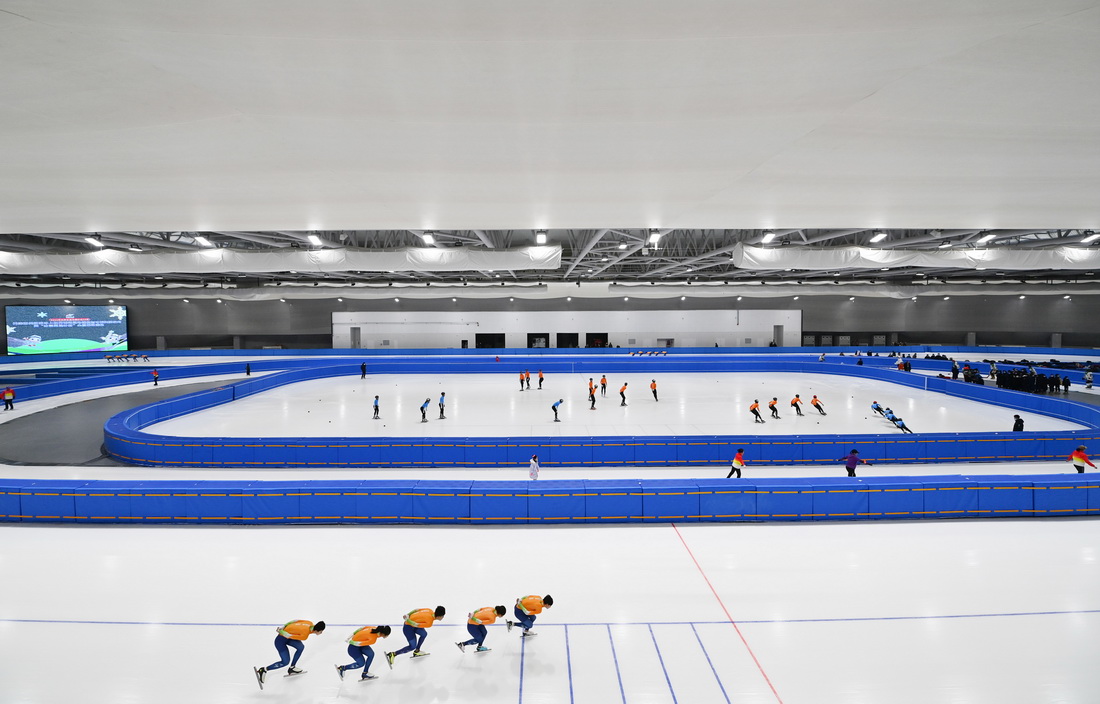 这是12月16日拍摄的天津蓟州国家冰上项目训练基地速度滑冰馆内景。