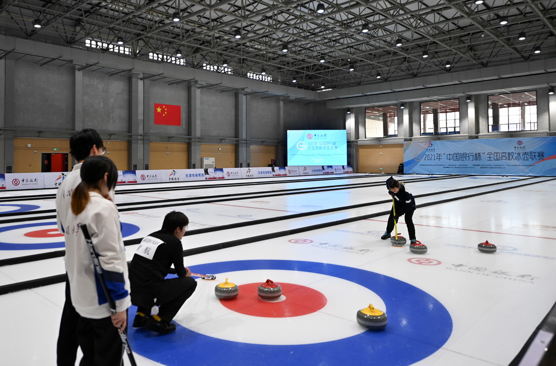 12月16日，在天津蓟州国家冰上项目训练基地，参赛选手在2021年全国高校冰壶联赛中。