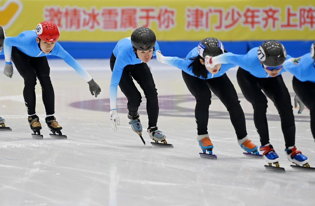 12月16日，在天津蓟州国家冰上项目训练基地，运动员进行滑冰示范。