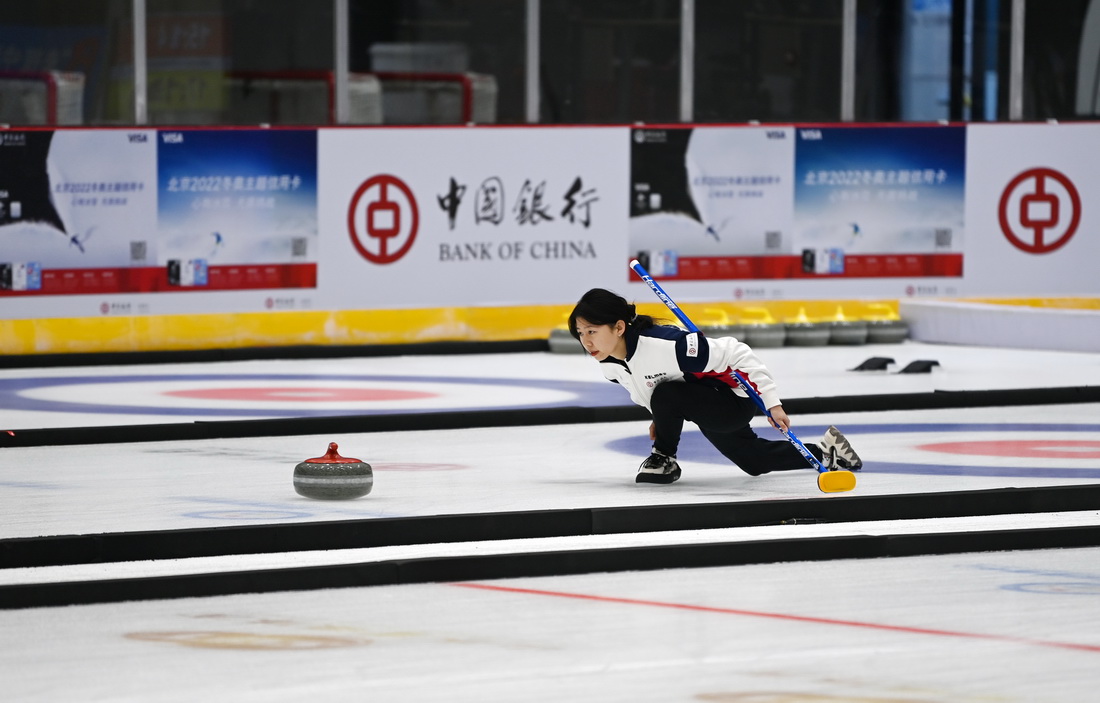 12月16日，在天津蓟州国家冰上项目训练基地，参赛选手在全国高校冰壶联赛中。