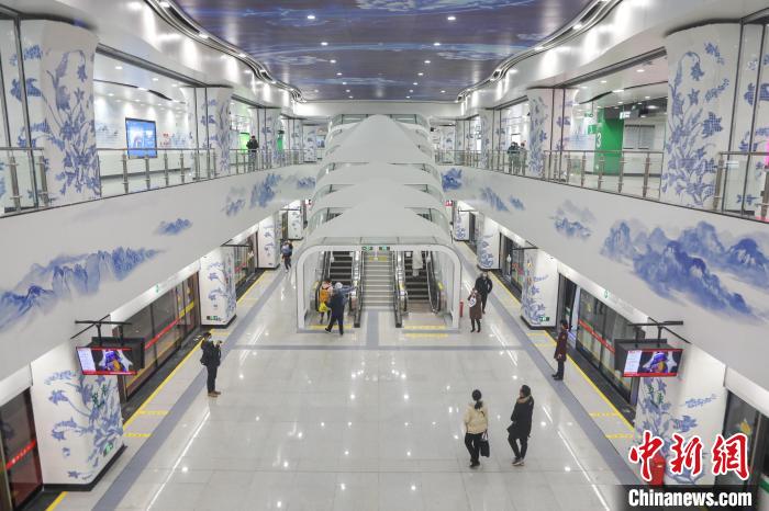 图为地铁4号线安丰站，该站是南昌地铁唯一一个“中庭车站”，即站厅站台空间共享。　刘力鑫 摄
