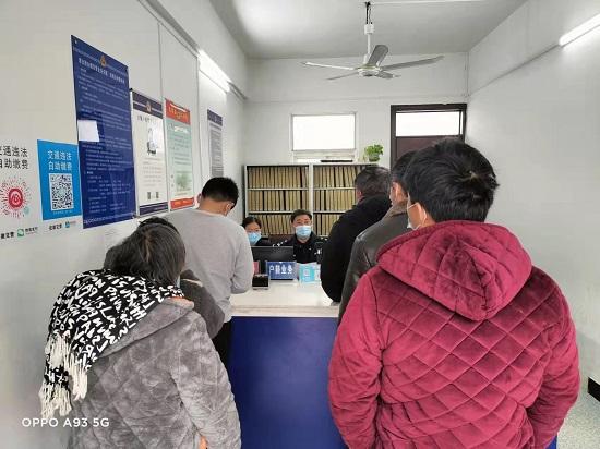 安徽灵璧大庙派出所户籍窗口元旦期间坚守岗位为群众办实事