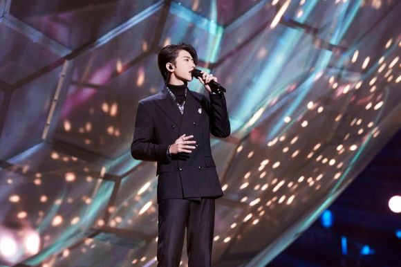 Cai Xukun's New Year's Eve stage delivers great love and positive energy, speaks with strength, and realizes stunning transformation