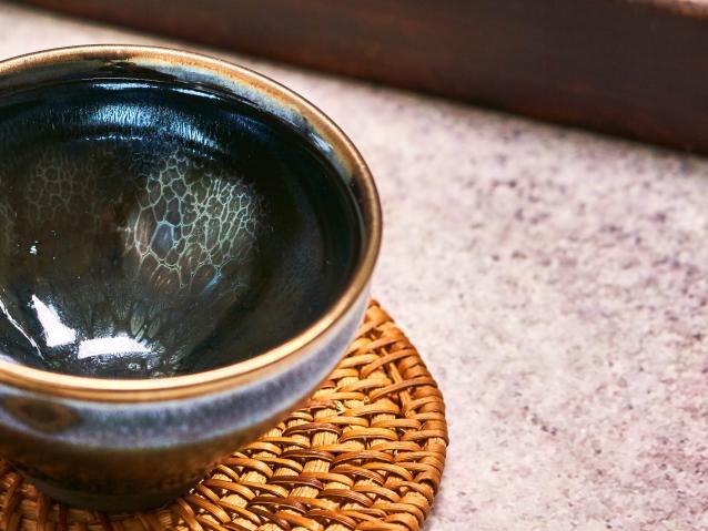 建盏非遗贺岁展亮相王府井工美 新品“造办手作麒麟盏”受追捧 