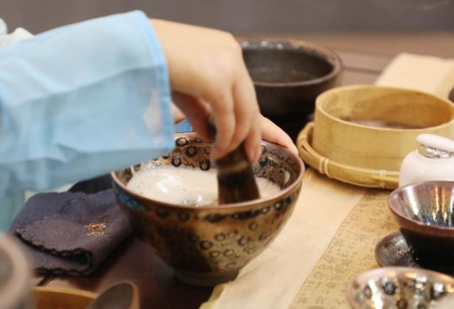建盏非遗贺岁展亮相王府井工美 新品“造办手作麒麟盏”受追捧 