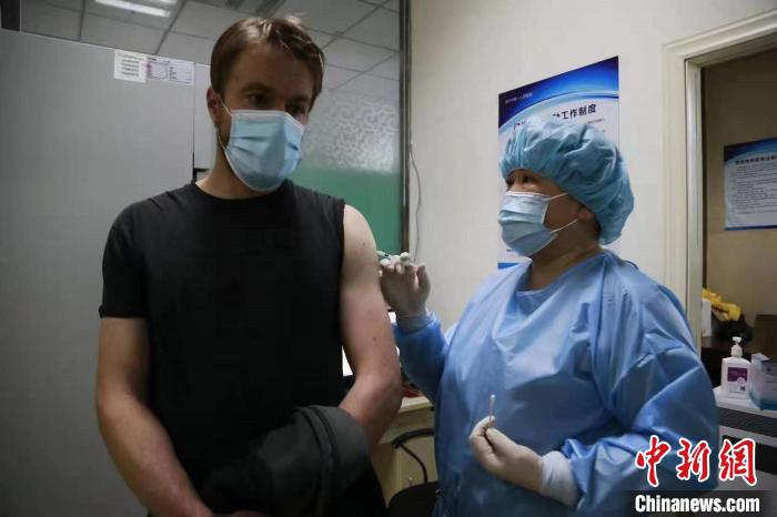 图为一名外国男子接种新冠病毒疫苗。　马铭言 摄