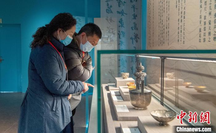 展览上一批珍贵的器物等文物吸引参观者。　刘忠俊 摄