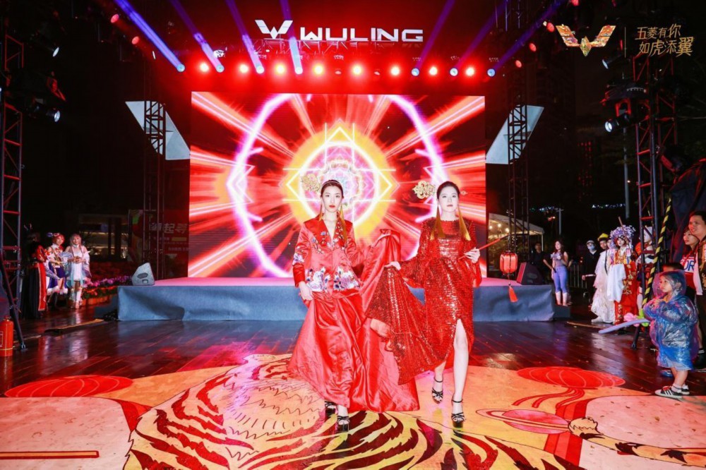 迎新年 五菱汽车“翼起寻味中国年”活动点亮椰城