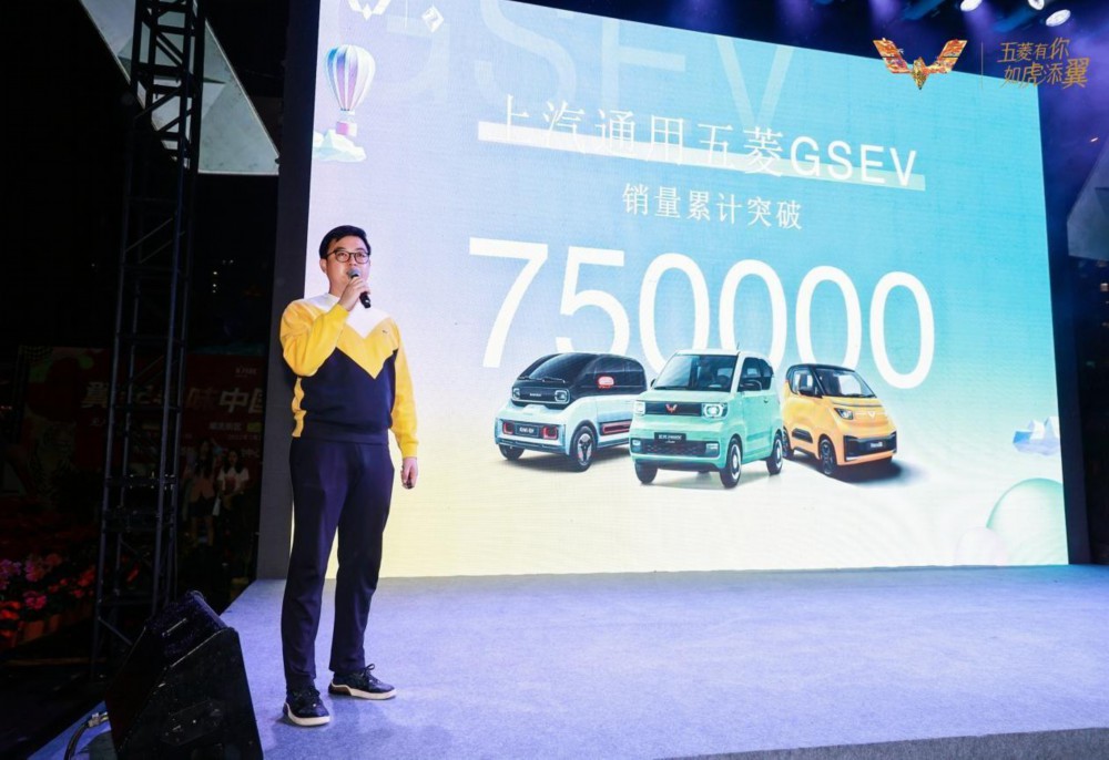 迎新年 五菱汽车“翼起寻味中国年”活动点亮椰城
