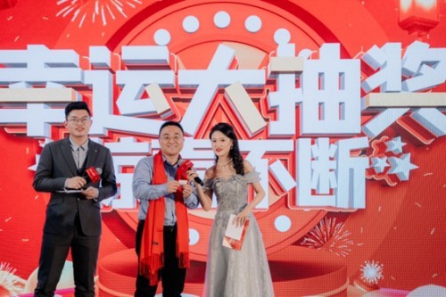 图丨华为云业务部无锡区域总经理董亮为现场嘉宾抽奖