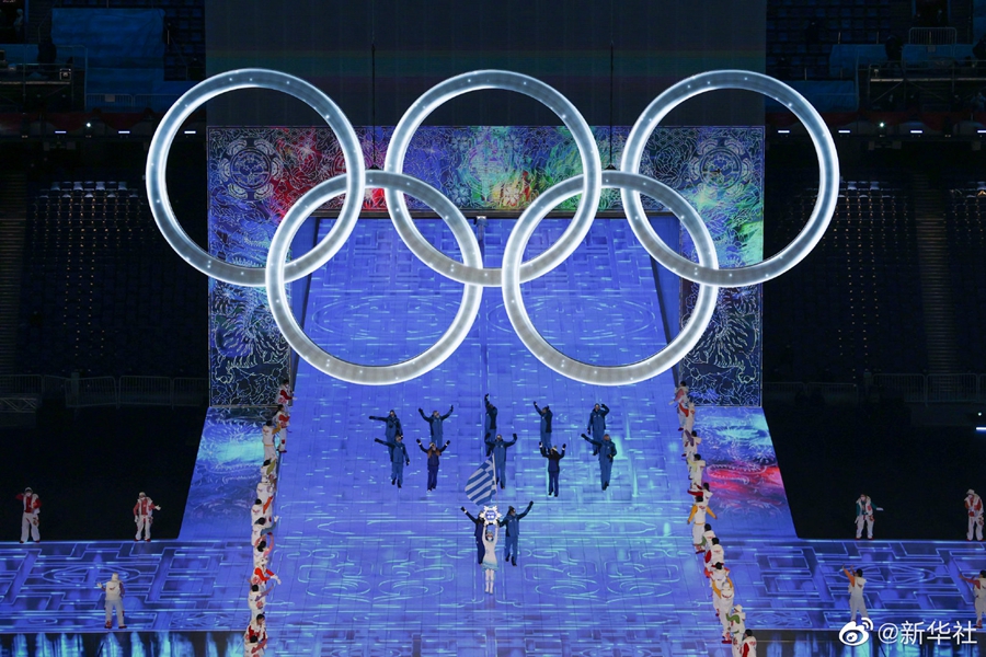 运动员走过冰雪雕刻的“中国门”和“中国窗”