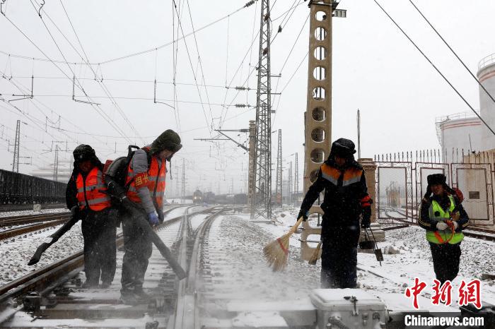 图为兰州铁路局工作人员在现场除雪。　王喜栋 摄