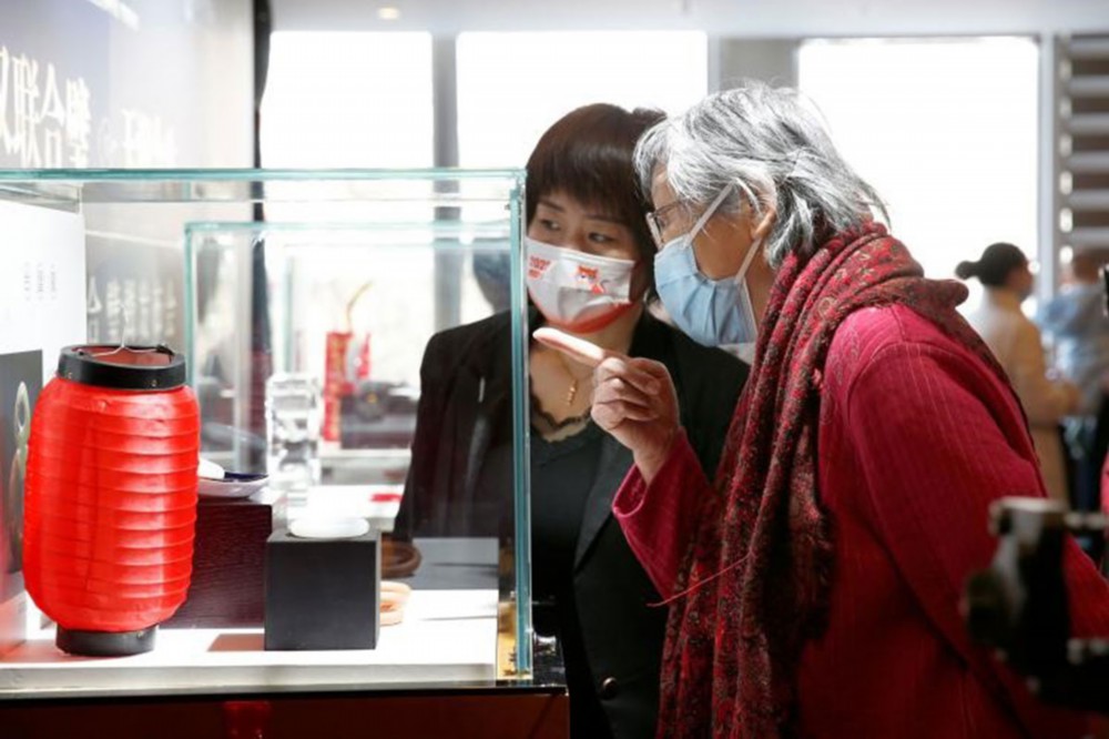 2月14日，北京七彩云南在月坛旗舰店举办了主题为“双联合璧，玉润今生”的新品发布会。图为市民在现场观赏合璧镯。千龙网发 主办方供图