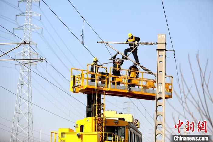 郑州供电段职工对陇海线占杨至中牟区间接触网设备进行全面检查。　周晓阳 摄