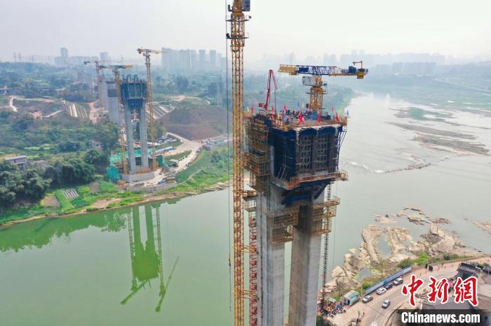 渝昆高铁泸州沱江特大桥主桥施工现场。　杨尚威 摄