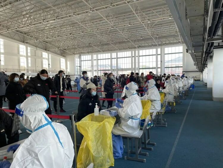 挨家挨户“扫楼”……他们一直与病毒比速度