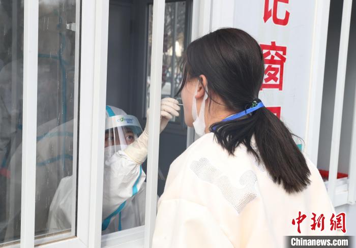 宁夏银川，市民在金凤区一核酸检测点内进行核酸检测。　于晶 摄