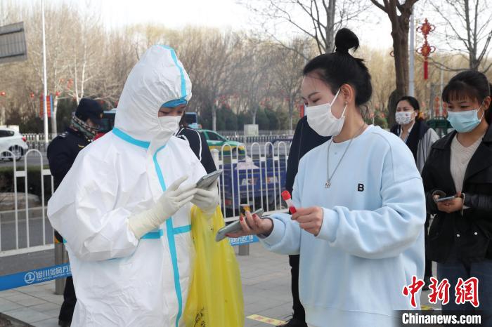 宁夏银川，市民在金凤区一核酸检测点内排队进行核酸检测。　于晶 摄