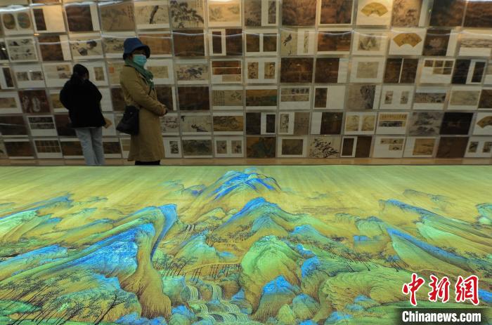 图为：展出的《千里江山图》吸引参观者。　王刚 摄